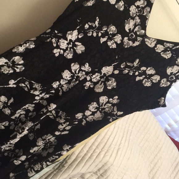 Black and White Floral Dress - Picture 4 of 4